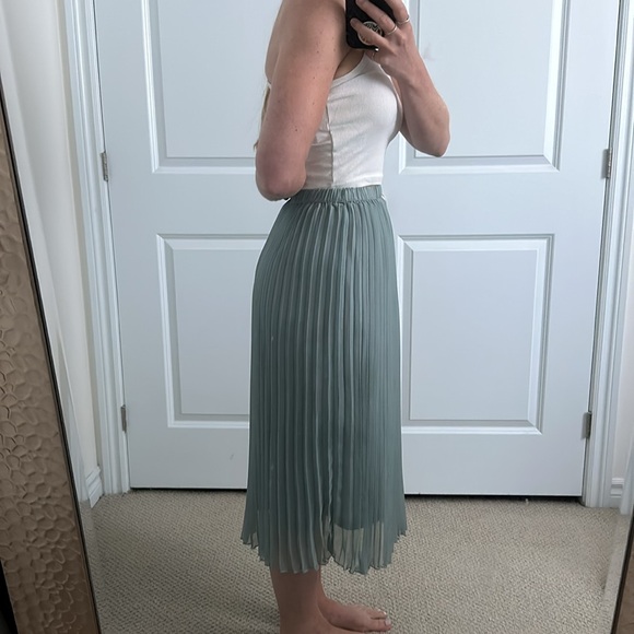 Turquoise Pleeted Skirt - Picture 3 of 4